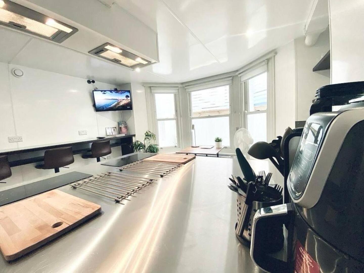 Apt 11 Seaside Serenity Chic Studio Steps To Beach برايتون المظهر الخارجي الصورة